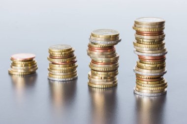 Birbirine istiflenmiş sikkeler, yakın çekim resmi, para konsepti