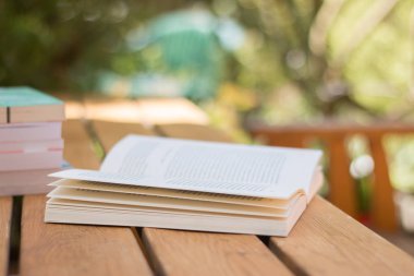 Arka planda kitaplar olan yığın