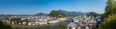 Yaz aylarında Salzburg 'un panoramik şehir manzarası