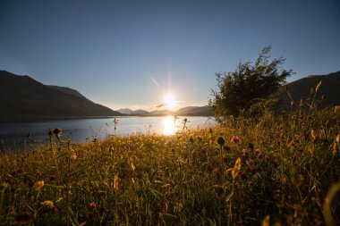 Gölün arka planında güzel gün batımı