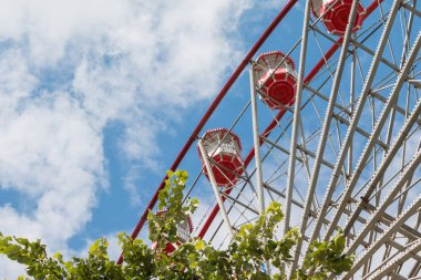 Park arka plan üzerinde dönme dolap