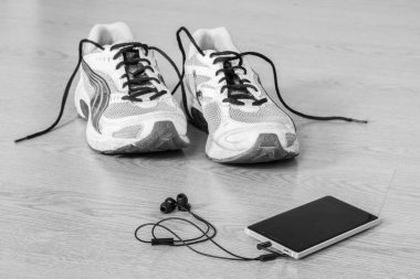 Arka planda bir çift şık spor ayakkabı.