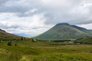  Yaz arkaplanında yeşil tarlası olan dağ