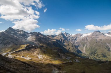 Alp manzara: çayır, orman, dağlar ve mavi gökyüzü