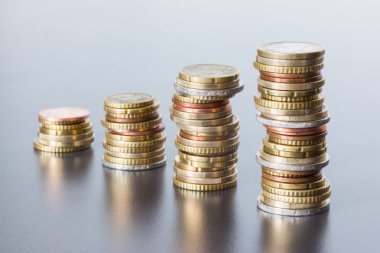 Birbirine istiflenmiş sikkeler, yakın çekim resmi, para konsepti