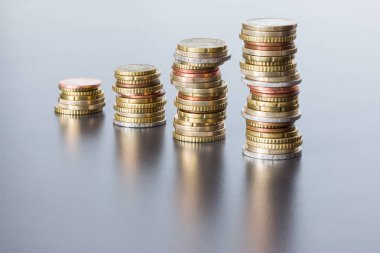 Birbirine istiflenmiş sikkeler, yakın çekim resmi, para konsepti