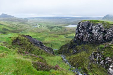  Dağlarda yeşil çimenler olan güzel bir manzara.