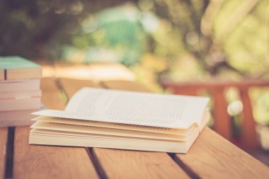 Arka planda kitaplar olan yığın