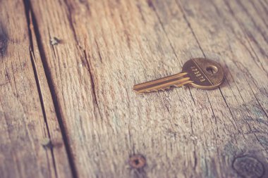 Eski, pasaklı bir masada eski bir anahtar. 