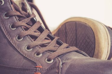 Arka planda bir çift şık spor ayakkabı.