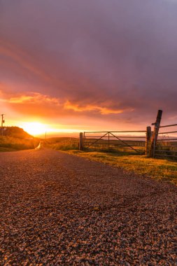 akşam yol üzerinde gün batımı