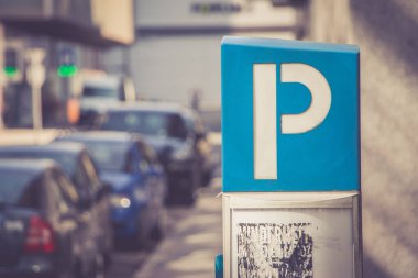 Arka planda park yeri işareti var.