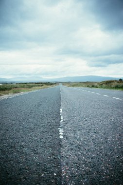asfalt yol ile mavi gökyüzü ve bulutlar
