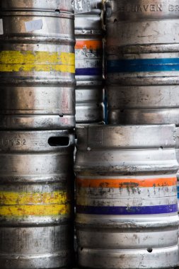 Arka planda paslı metal variller var.