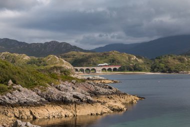 Göl ve köprüsü olan güzel bir manzara