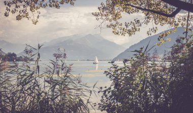 Teknesi ve gölü olan güzel bir manzara.