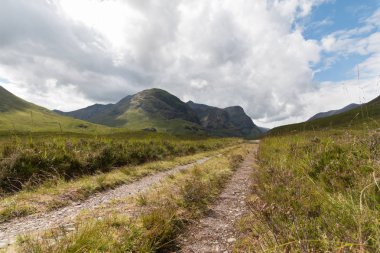 Arka planda güzel dağ manzarası