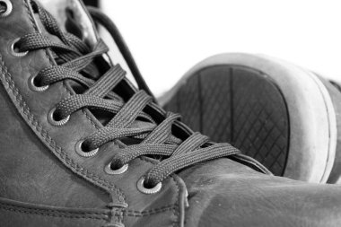 Arka planda bir çift şık spor ayakkabı.