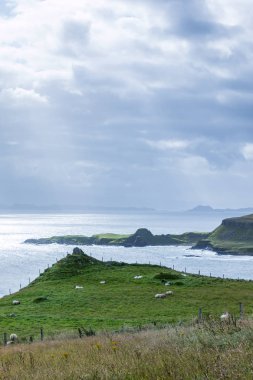 Arkaplanda dağların tepesinde gün batımı