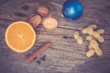 turuncu, tarçın çubuğu, fındık ve mum arka planda, kapat