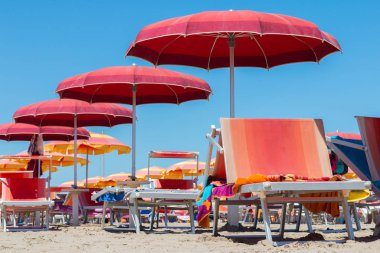 Sahilde şemsiyeler ve güneş yatakları.