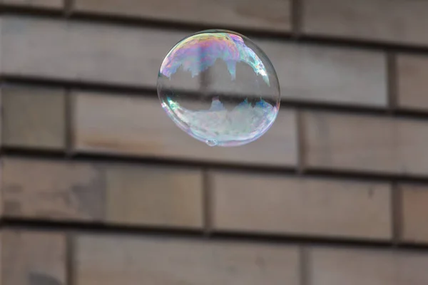 Barevná Mýdlová Bublina Létající Městě — Stock fotografie