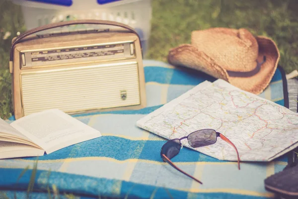 Sommerurlaub Mit Buch Radio Und Hut — Stockfoto