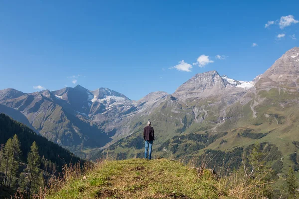 Man Prachtig Berglandschap Blauwe Lucht — Stockfoto