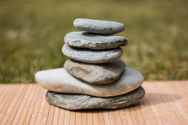 Wellness Zen Steine Auf Dem Tisch — Stockfoto