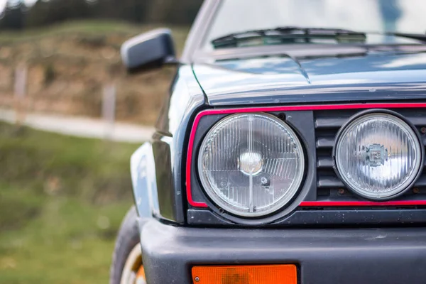 Auto Auf Naturhintergrund Nahaufnahme — Stockfoto