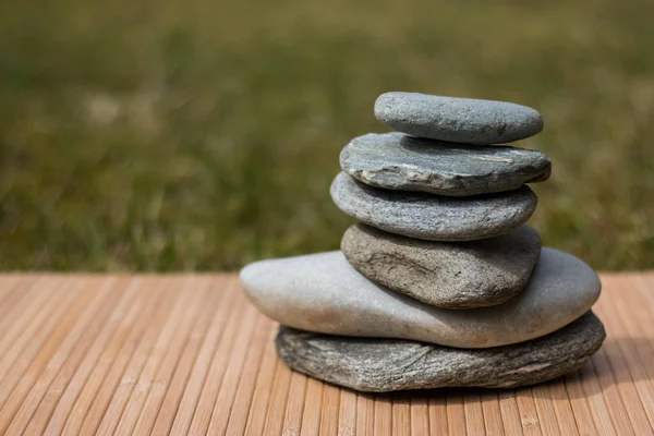 Wellness Zen Steine Auf Dem Tisch — Stockfoto