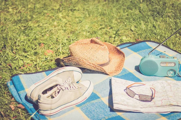 Schuhe Karte Nad Sonnenbrille Und Strohhut Auf Dem Hintergrund Nahaufnahme — Stockfoto