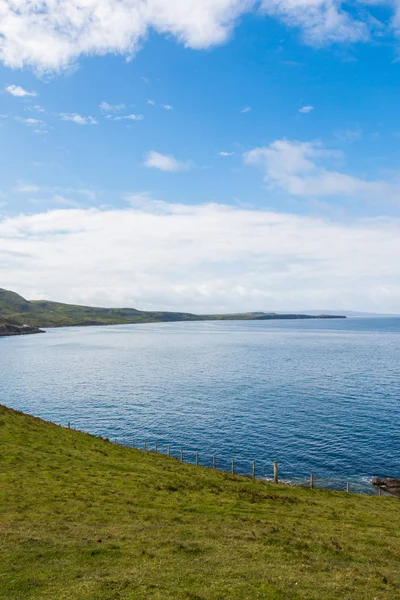 Hermosa Vista Sobre Mar Con Hierba Verde — Foto de Stock