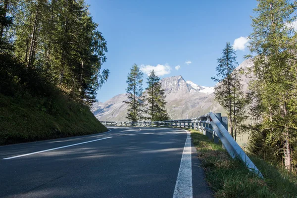 Hermoso Paisaje Montañoso Con Caminos Cielo Azul — Foto de Stock