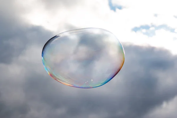 Bolha Sabão Colorido Voando Céu Azul — Fotografia de Stock