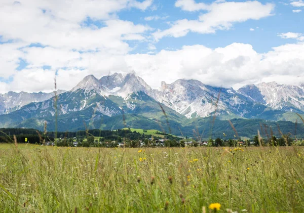 Piękny Letni Krajobraz Górami Błękitnym Niebem — Zdjęcie stockowe