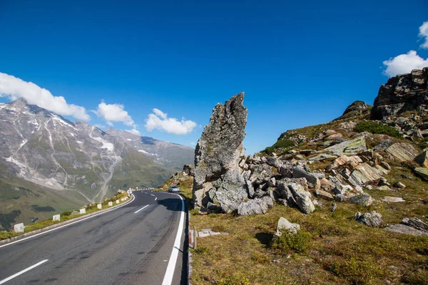 Hermoso Paisaje Montañoso Con Caminos Cielo Azul — Foto de Stock