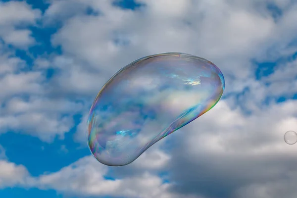 Bulle Savon Colorée Volant Dans Ciel Bleu — Photo