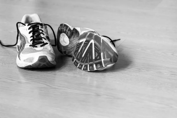 Arka Planda Bir Çift Şık Spor Ayakkabı — Stok fotoğraf