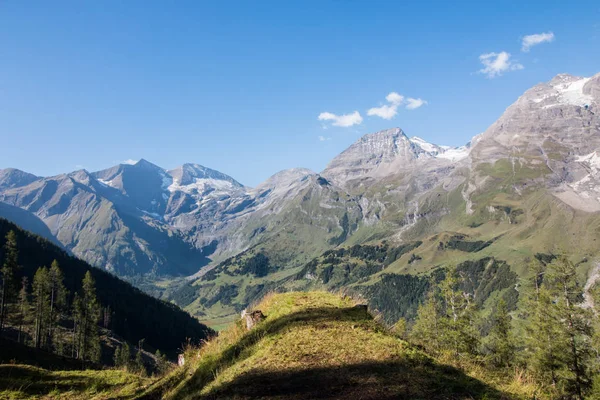 Hermoso Paisaje Montañas Cielo Azul — Foto de Stock