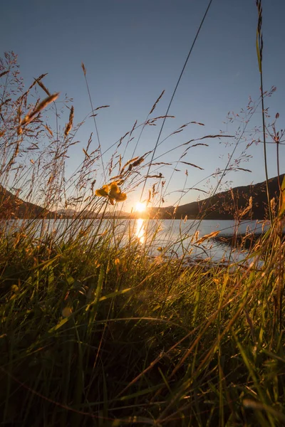 Hermosa Puesta Sol Sobre Fondo Del Lago — Foto de Stock