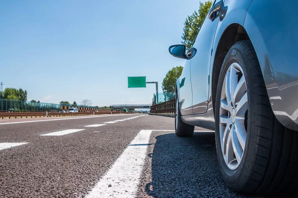 Carro Estrada Fundo Cidade — Fotografia de Stock