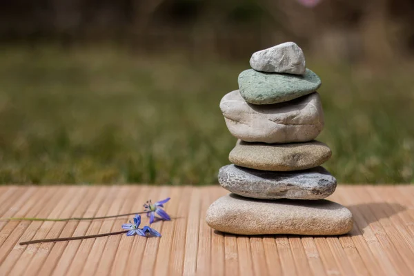 Pierres Fleurs Spa Zen Sur Table — Photo