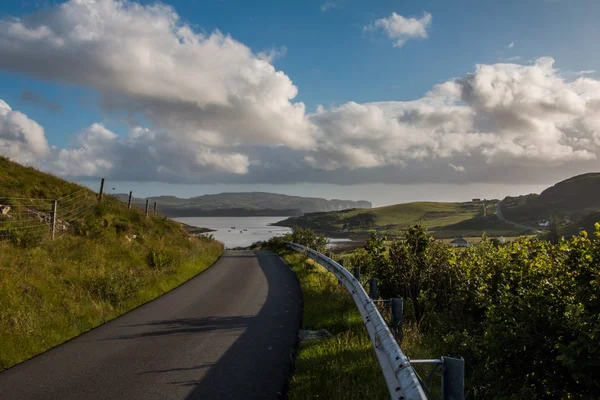 Camino Asfalto Con Cielo Azul Hierba Verde — Foto de Stock