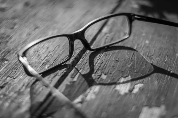 Schwarze Brille Auf Holzgrund — Stockfoto