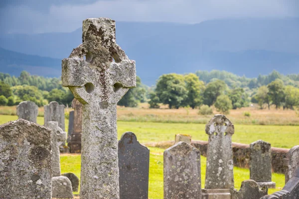 Mezarlıktaki Eski Mezar Taşları Kapatın — Stok fotoğraf