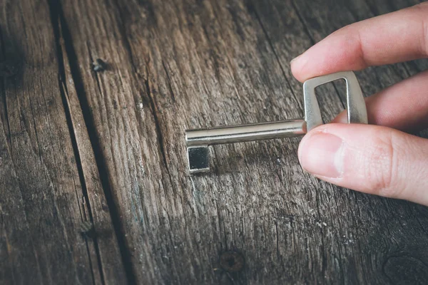 Hand Hålla Nyckeln Bakgrunden Närbild — Stockfoto