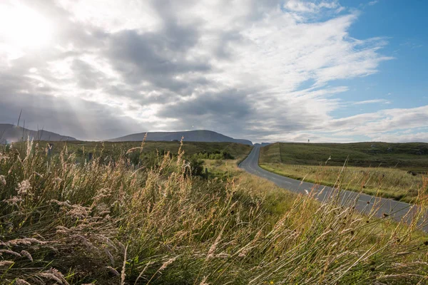 Hermoso Paisaje Con Carretera Cielo Azul —  Fotos de Stock