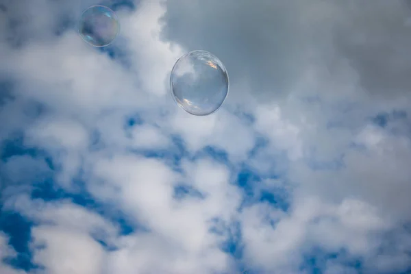 Barevná Mýdlová Bublina Létající Modré Obloze — Stock fotografie
