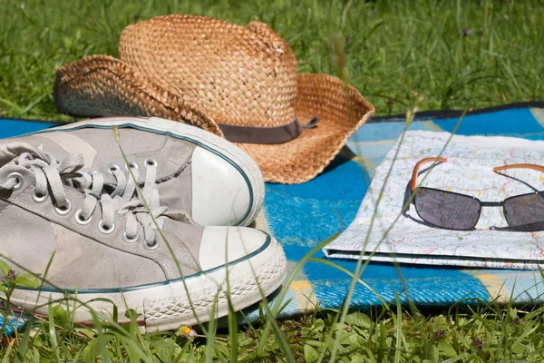 Schuhe Karte Nad Sonnenbrille Und Strohhut Auf Dem Hintergrund Nahaufnahme — Stockfoto